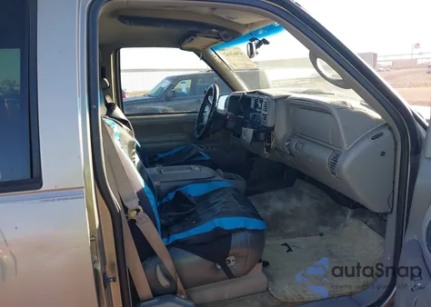 2000 Chevrolet Tahoe Z71 z USA, uszkodzony, nr VIN 1GNEK13R3YR119515